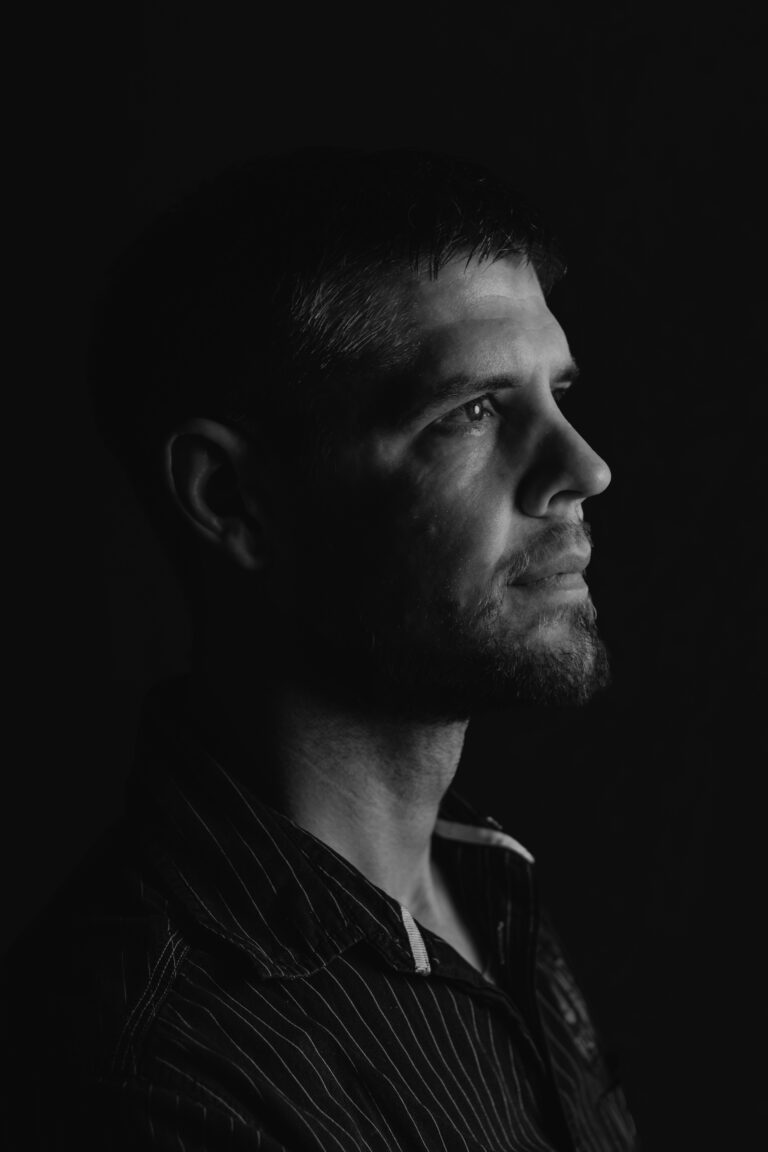 Schwarz-Weiß-Portrait eines Mannes im seitlichen Licht