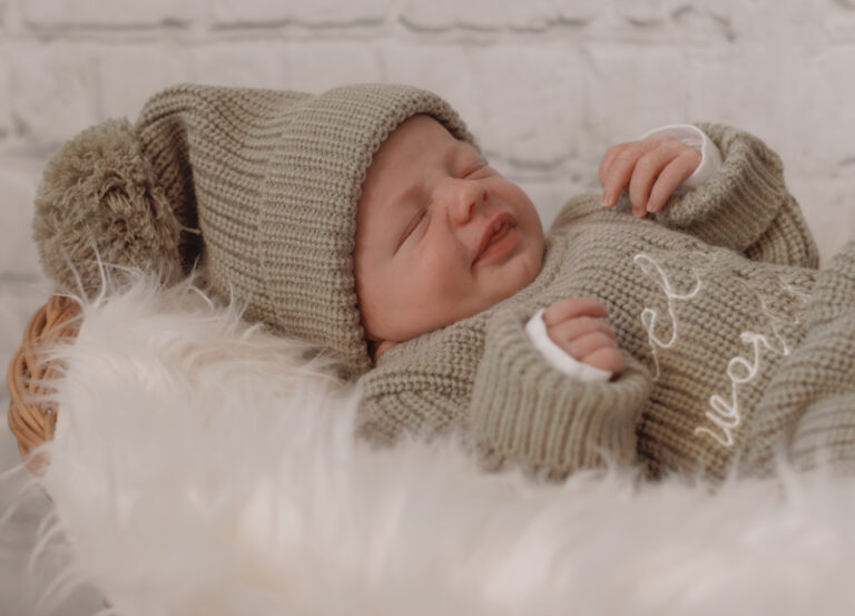 Schlafendes Baby auf einer weichen Decke